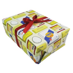 Puede incluir: Papel de regalo amarillo con una cinta roja y un patr&oacute;n de varios ingredientes para hornear, incluyendo huevos, harina, az&uacute;car y mantequilla. El texto en el papel de regalo incluye "All Natural Active Dry Yeast" y "Flour All Purpose".