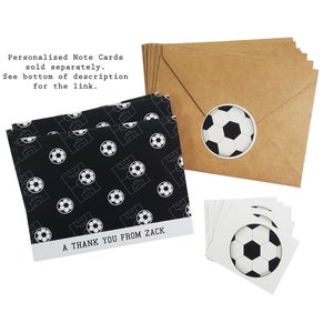 Puede incluir: Un conjunto de tarjetas de agradecimiento en blanco y negro con un patr&oacute;n de bal&oacute;n de f&uacute;tbol. Las tarjetas tienen un borde blanco con el texto "A Thank You From Zack". El conjunto tambi&eacute;n incluye sobres marrones y pegatinas blancas con un dise&ntilde;o de bal&oacute;n de f&uacute;tbol.