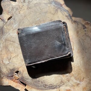 Cartera vintage de piel negra y marrón oscuro