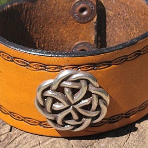 Leather buttoned cuff  with Celtic knot