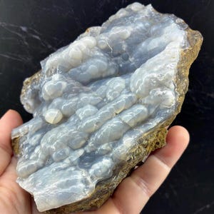Calcédoine stalactite botryoïdale, spécimen bleu naturel de 508 g provenant de Java