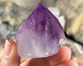 Tour d'améthyste, quartz naturel poli, présentoir minéral de 5,7 cm