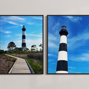 Op de afbeelding: Twee ingelijste foto's van een zwart-wit gestreepte vuurtoren tegen een blauwe lucht met witte wolken. De vuurtoren staat op een houten loopbrug in de eerste foto en de tweede foto is een close-up van de vuurtoren.