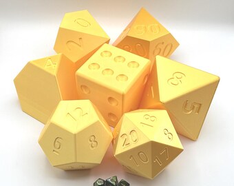 Può includere: Una collezione di dadi poliedrici gialli, tra cui un cubo, piramidi e altre forme geometriche, con numeri incisi sulle loro facce. Un set di piccoli dadi verde scuro si trova in basso. Questi dadi sono usati per i giochi di ruolo da tavolo.