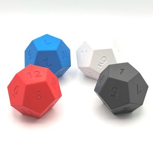 以下が含まれることがあります： 赤、青、白、グレーの4つの12面体サイコロ。各サイコロには、各面に数字が印刷されています。これらのサイコロは、テーブルゲームやロールプレイングゲーム用に設計されています。