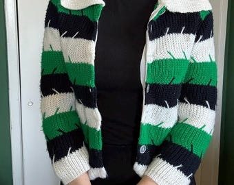 Impresionante cárdigan vintage de finales de la década de 1960 con botones, estampado de capullos de rosa a rayas verdes, blancas y negras - Talla M.