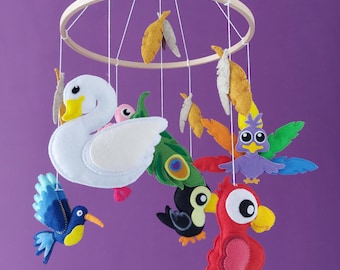 Móvil de fieltro para bebé: cisne, loro y tucán. Decoración para habitación infantil.