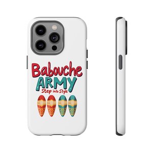 Könnte beinhalten: Weißes iPhone-Case mit einer roten und blauen Grafik, auf der "Babouche Army" und "Step into Style" steht. Die Grafik zeigt außerdem drei bunte Schuhe.