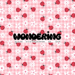 Könnte beinhalten: Ein nahtloses Muster mit roten Marienkäfern und weißen Gänseblümchen auf einem rosa-weiß karierten Hintergrund. Der Text "WONDERING" ist in schwarzen Blasenbuchstaben in der Mitte des Musters geschrieben. Das Muster ist 12 Zoll mal 12 Zoll groß und hat eine Auflösung von 300 DPI.