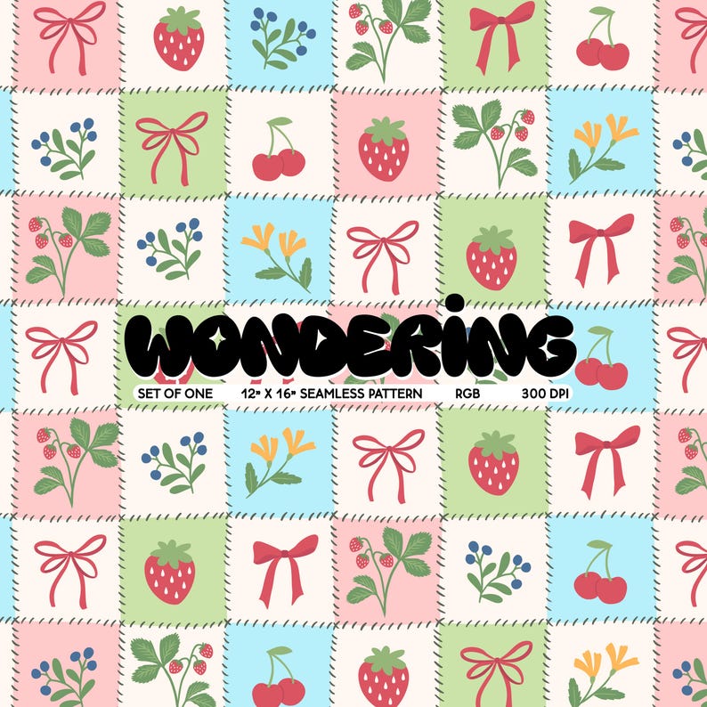 K&ouml;nnte beinhalten: Ein nahtloses Muster mit einem Patchwork aus Quadraten mit verschiedenen Designs, darunter Erdbeeren, Kirschen, Schleifen, Blumen und Bl&auml;tter. Die Quadrate sind in den Farben Rosa, Blau, Gr&uuml;n und Wei&szlig; gehalten. Der Text "WONDERING" ist in Schwarz in der Mitte des Musters geschrieben.