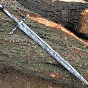 Lama grezza in acciaio di Damasco realizzata a mano per la creazione di spade fai-da-te, lama grezza in acciaio forgiato da 34 pollici, progetto di impugnatura personalizzata, lavorazione artigianale dei metalli.