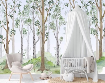 Könnte beinhalten: Ein weißes Himmelbett mit einem weißen Baldachin und einem weißen Weidenkorb. Das Bett steht vor einem Aquarell-Wandbild eines Waldes mit grünen Bäumen und einem hellblauen Himmel.