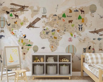 Könnte beinhalten: Eine beige Wandmalerei mit einer Weltkarte mit Tierillustrationen und dem Wort "Rusya" in braunem Text. Die Karte ist umgeben von einem Holzregal mit Aufbewahrungskörben, einem Holzstaffelei mit einer leeren Kreidetafel und einem Holzbett mit einer beige-weißen karierten Bettdecke.