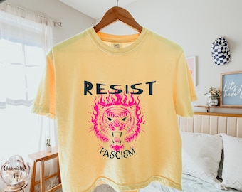 Camiseta Tiger de Resist Fascism: Top corto cuadrado con colores cómodos