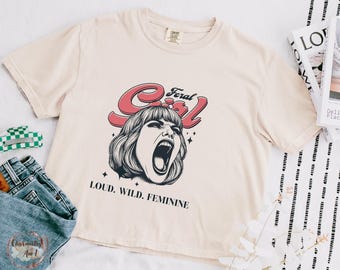 Camiseta gráfica Feral Girl: Top corto cuadrado retro - Feminidad salvaje y ruidosa