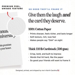 Puede incluir: Cartulina blanca con el texto "Give them the laugh and the card they deserve." La cartulina est&aacute; hecha de papel 100% algod&oacute;n y tiene un grosor de 300 g/m&sup2;. La imagen tambi&eacute;n incluye el texto "Premium Feel, Unique Texture."