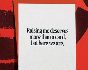 Puede incluir: Una tarjeta blanca con texto negro que dice "Criarme merece más que una tarjeta, pero aquí estamos."