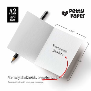 Puede incluir: Tarjeta de felicitaci&oacute;n tama&ntilde;o A2, abierta para revelar un interior en blanco. La tarjeta mide 10,8 cm de ancho y 14 cm de alto. Un l&aacute;piz descansa sobre la tarjeta. El texto dice "Your message goes here" y "Normally blank inside, or customize it!"