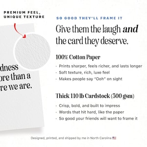 Puede incluir: Cartulina blanca con el texto "Give them the laugh and the card they deserve." La cartulina es de papel 100% algod&oacute;n y tiene un grosor de 300 g/m&sup2;. La cartulina tiene un tacto de primera calidad y una textura &uacute;nica.