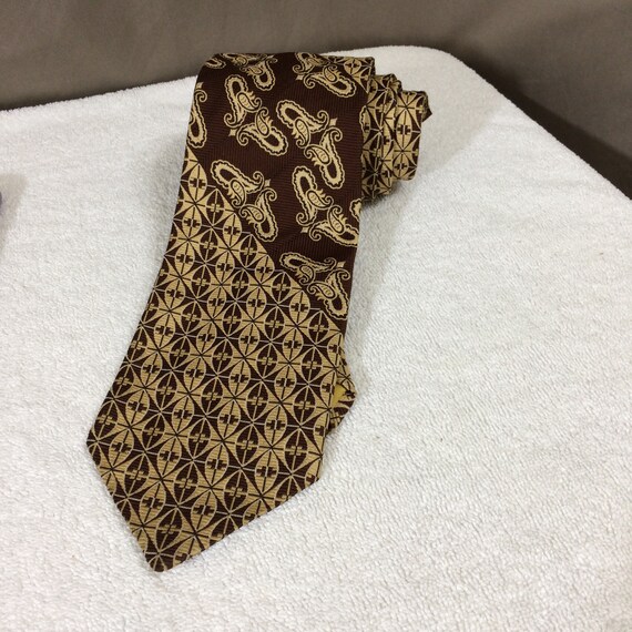 Vintage 1970s Wide Tie Polyester Loud Print Princ… - image 1