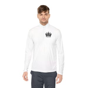 Peut inclure: Chemise à manches longues blanche avec un motif de couronne noire et le texte "Be yourself".