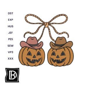 Könnte beinhalten: Gesticktes Design mit zwei lächelnden Kürbissen mit Cowboyhüten, verbunden durch eine Seil-Schleife. Die Kürbisse sind orange mit schwarzen geschnitzten Gesichtern. Die Hüte sind rosa und braun. Das Design enthält die Buchstaben DST, EXP, HUS, JEF, PES, SEW, VP3 und XXX.