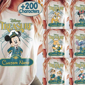 K&ouml;nnte beinhalten: Cremefarbene T-Shirts mit Disney-Figuren in nautischer Kleidung. Jedes Shirt zeigt das Wort "TREASURE" in Gold und T&uuml;rkis, mit Platz f&uuml;r einen individuellen Namen. Zu den Figuren geh&ouml;ren Micky Maus, Pluto, Minnie Maus, Winnie Puuh, Stitch, Chip und Chap und Donald Duck.