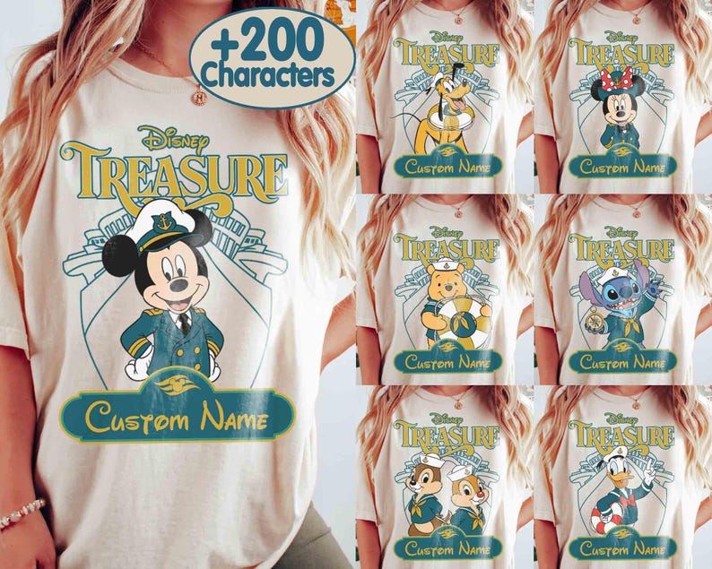 K&ouml;nnte beinhalten: Cremefarbene T-Shirts mit Disney-Figuren in nautischer Kleidung. Jedes Shirt zeigt das Wort "TREASURE" in Gold und T&uuml;rkis, mit Platz f&uuml;r einen individuellen Namen. Zu den Figuren geh&ouml;ren Micky Maus, Pluto, Minnie Maus, Winnie Puuh, Stitch, Chip und Chap und Donald Duck.
