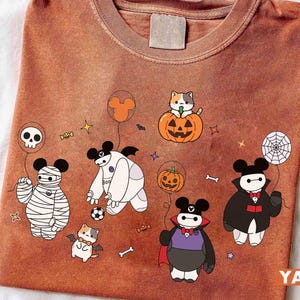Camisetas de Halloween de Disney Baymax y Mochi Cat de Comfort Colors®, camiseta de la momia de Baymax, camiseta de Big Hero 6, viaje familiar a Disneyland Spooky Season 2025