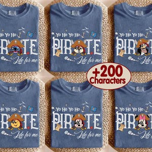 Peut inclure: Six t-shirts bleus avec un th&egrave;me de pirate. Chaque chemise pr&eacute;sente un personnage de dessin anim&eacute; diff&eacute;rent portant un chapeau de pirate, avec le mot "PIRATE" en grandes lettres. Le texte "Yo Ho Ho" et "Life for me" sont &eacute;galement inclus.