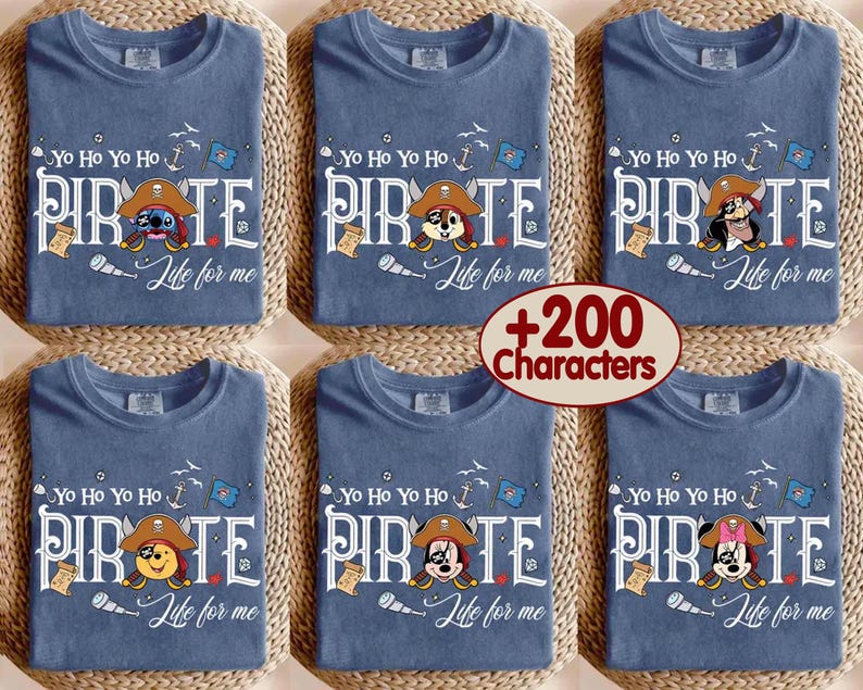 Peut inclure: Six t-shirts bleus avec un th&egrave;me de pirate. Chaque chemise pr&eacute;sente un personnage de dessin anim&eacute; diff&eacute;rent portant un chapeau de pirate, avec le mot "PIRATE" en grandes lettres. Le texte "Yo Ho Ho" et "Life for me" sont &eacute;galement inclus.