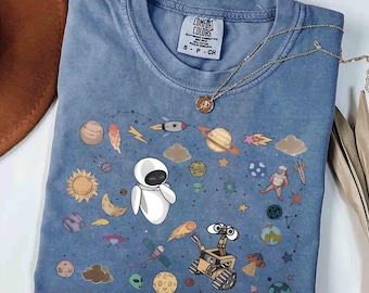 Bonita camiseta vintage de Disney Wall-E y Eva en el espacio, camiseta de Disney Pixar Wall-E y Eva Constelaciones, camiseta de viaje familiar a Disneyland Resort 2026