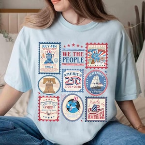 ディズニー マペット サム・イーグル アメリカ建国250周年記念切手Tシャツ、アメリカ 1776-2026 シャツ、ディズニー 7月4日 Tシャツ、ディズニーランド ファミリー旅行 画像 3