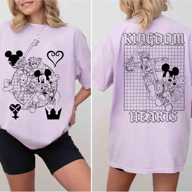 Puede incluir: Camiseta lila claro con un gr&aacute;fico en blanco y negro de Mickey Mouse y otros personajes de Kingdom Hearts. La parte trasera de la camiseta muestra las palabras "Kingdom Hearts" en un dise&ntilde;o de cuadr&iacute;cula.