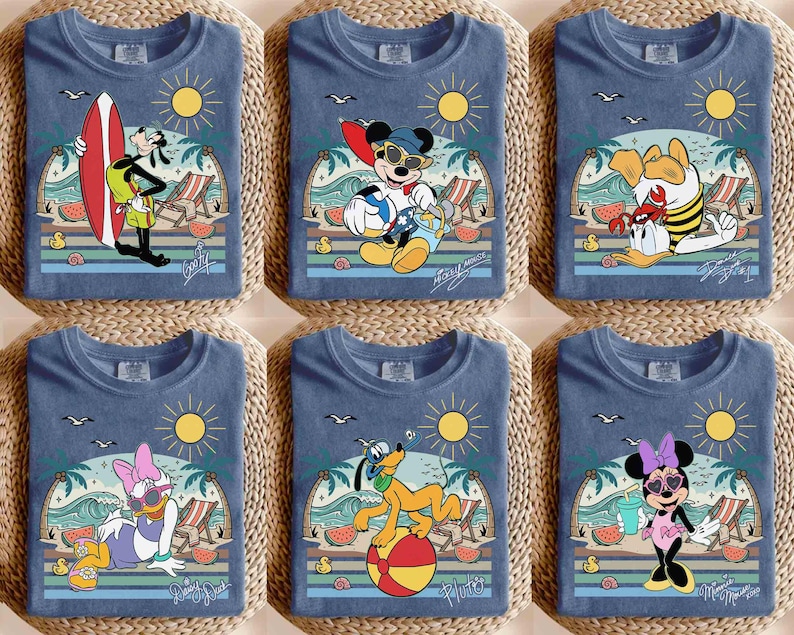 K&ouml;nnte beinhalten: Sechs blaue T-Shirts mit farbenfrohen Strandmotiven mit Disney-Figuren. Jedes Shirt hat eine andere Figur: Goofy mit einem Surfbrett, Mickey Mouse mit einem Beachball, Donald Duck, Daisy Duck, Pluto und Minnie Mouse. Die Grafiken zeigen Sonne, Wellen und Palmen.