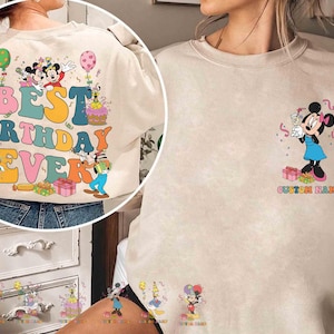 Pu&ograve; includere: Felpa beige con una grafica colorata di Topolino, Minnie e amici con la scritta "Best Birthday Ever". Una grafica pi&ugrave; piccola di Minnie Mouse &egrave; sul davanti con la scritta "Custom Name."