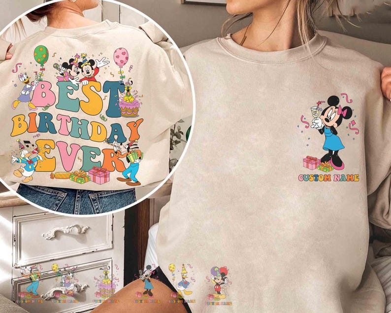 Pu&ograve; includere: Felpa beige con una grafica colorata di Topolino, Minnie e amici con la scritta "Best Birthday Ever". Una grafica pi&ugrave; piccola di Minnie Mouse &egrave; sul davanti con la scritta "Custom Name."