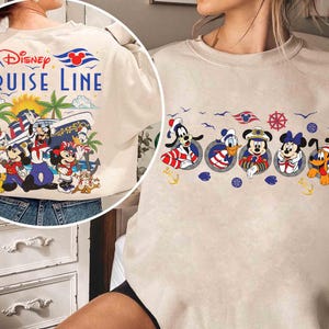 Peut inclure: Sweat-shirt beige avec des graphismes Disney Cruise Line. Le motif comprend des personnages Disney comme Mickey Mouse, Minnie Mouse, Donald Duck et Dingo, avec un bateau de croisi&egrave;re et des palmiers. Le dos du sweat-shirt porte &eacute;galement le logo Disney Cruise Line.