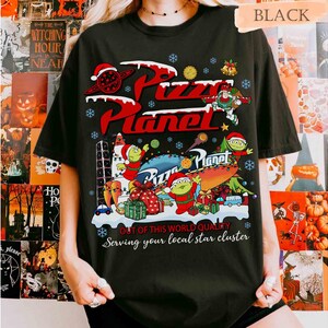 Vintage Pizza Planet Toy Story jultröja, Aliens Toy Story Pizza Planet jultröja, Musse Piggs Merry Christmas Disneyland 2026-resa bild 2