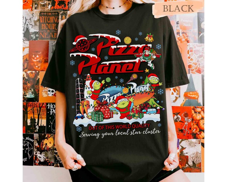 Vintage Pizza Planet Toy Story jultröja, Aliens Toy Story Pizza Planet jultröja, Musse Piggs Merry Christmas Disneyland 2026-resa bild 2