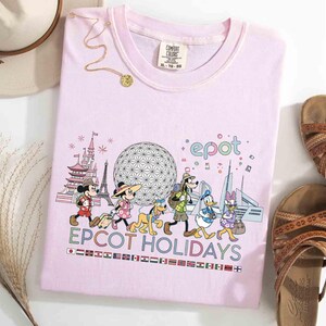 Comfort Color Mickey & Friends Epcot Holidays-tröja, World Showcase Skyline-tröja, Epcot-resor runt om i världen, Epcot Festival-familjeresa bild 4