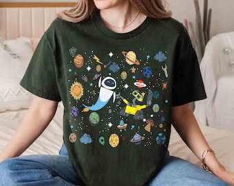 Camiseta vintage de Disney Pixar de Wall-E y Eva en el espacio, camiseta de Wall-E y Eva con constelaciones, camiseta de pareja de Wall-E y Eva, camiseta de viaje familiar a Disneyland 2026