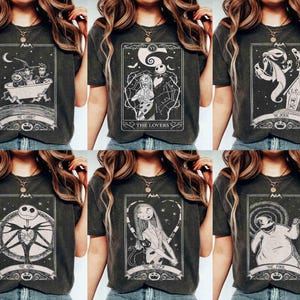 Camiseta retrô com cartas de tarô dos personagens de O Estranho Mundo de Jack, camiseta Jack Sally Lock Shock Barre Oogie Boogie Bash, Halloween em família na Disneylândia