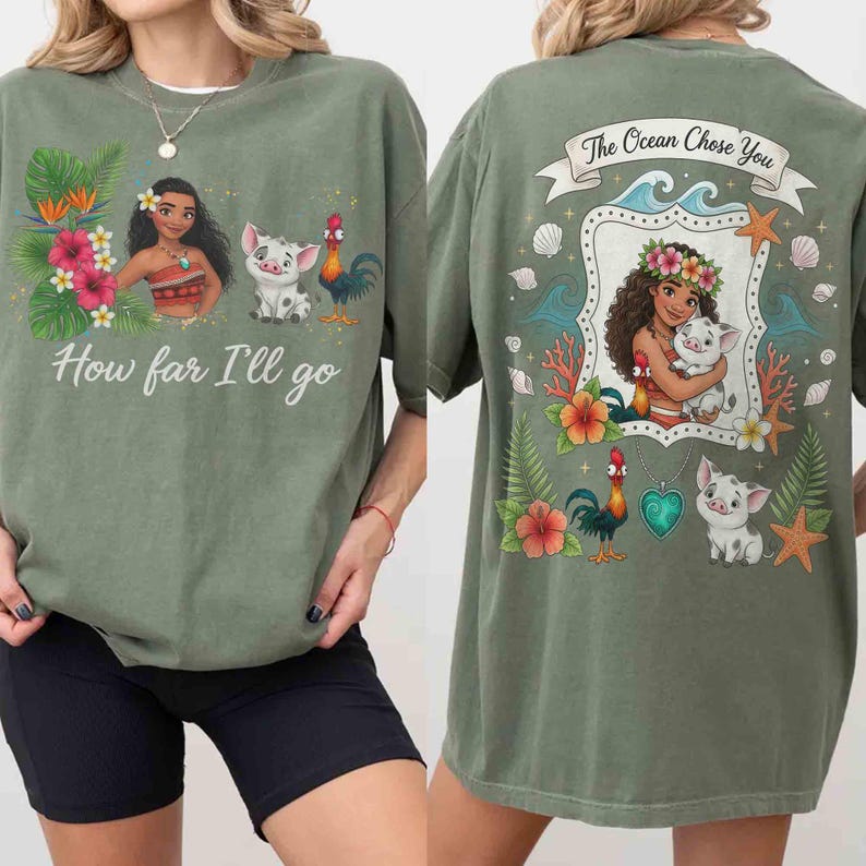 Op de afbeelding: Olijfgroen T-shirt met een afbeelding van een Polynesische vrouw, een varken en een haan, met de tekst "How far I'll go" op de voorkant. De achterkant heeft een vergelijkbaar ontwerp met de tekst "The Ocean Chose You".