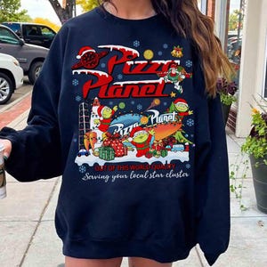 Vintage Pizza Planet Toy Story jultröja, Aliens Toy Story Pizza Planet jultröja, Musse Piggs Merry Christmas Disneyland 2026-resa bild 4