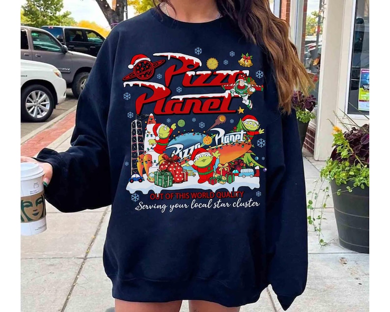 Vintage Pizza Planet Toy Story jultröja, Aliens Toy Story Pizza Planet jultröja, Musse Piggs Merry Christmas Disneyland 2026-resa bild 4