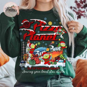 Vintage Pizza Planet Toy Story jultröja, Aliens Toy Story Pizza Planet jultröja, Musse Piggs Merry Christmas Disneyland 2026-resa bild 1