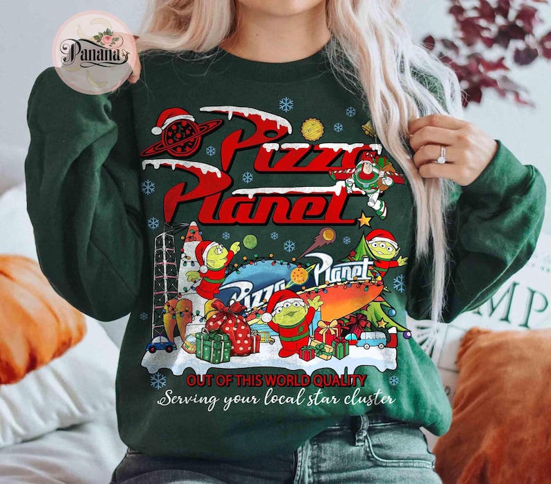 Vintage Pizza Planet Toy Story jultröja, Aliens Toy Story Pizza Planet jultröja, Musse Piggs Merry Christmas Disneyland 2026-resa bild 1