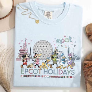 Comfort Color Mickey & Friends Epcot Holidays-tröja, World Showcase Skyline-tröja, Epcot-resor runt om i världen, Epcot Festival-familjeresa bild 3