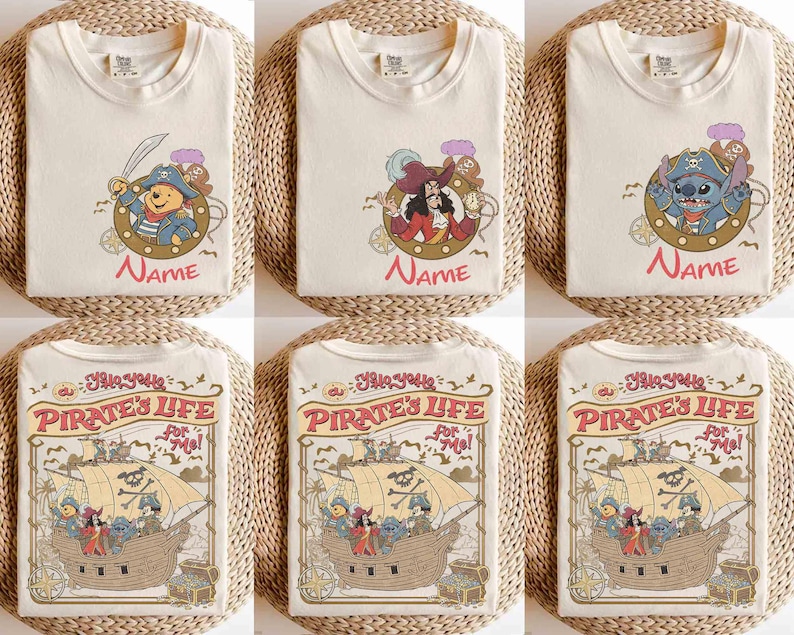 K&ouml;nnte beinhalten: Cremefarbene T-Shirts mit verschiedenen Piraten-Cartoon-Designs. Ein Shirt zeigt Winnie Puuh, ein anderes Captain Hook und ein drittes Stitch. Die unteren Shirts zeigen ein Piratenschiff mit dem Text "Pirate's Life for Me!"